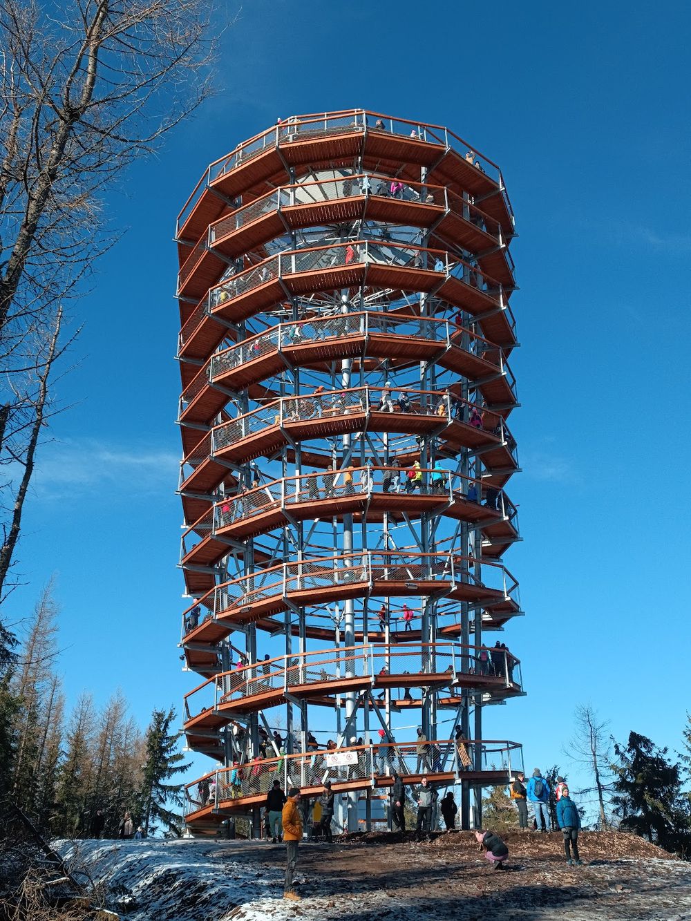 Góra Dzikowiec: Widoki, narty i zimowa adrenalina