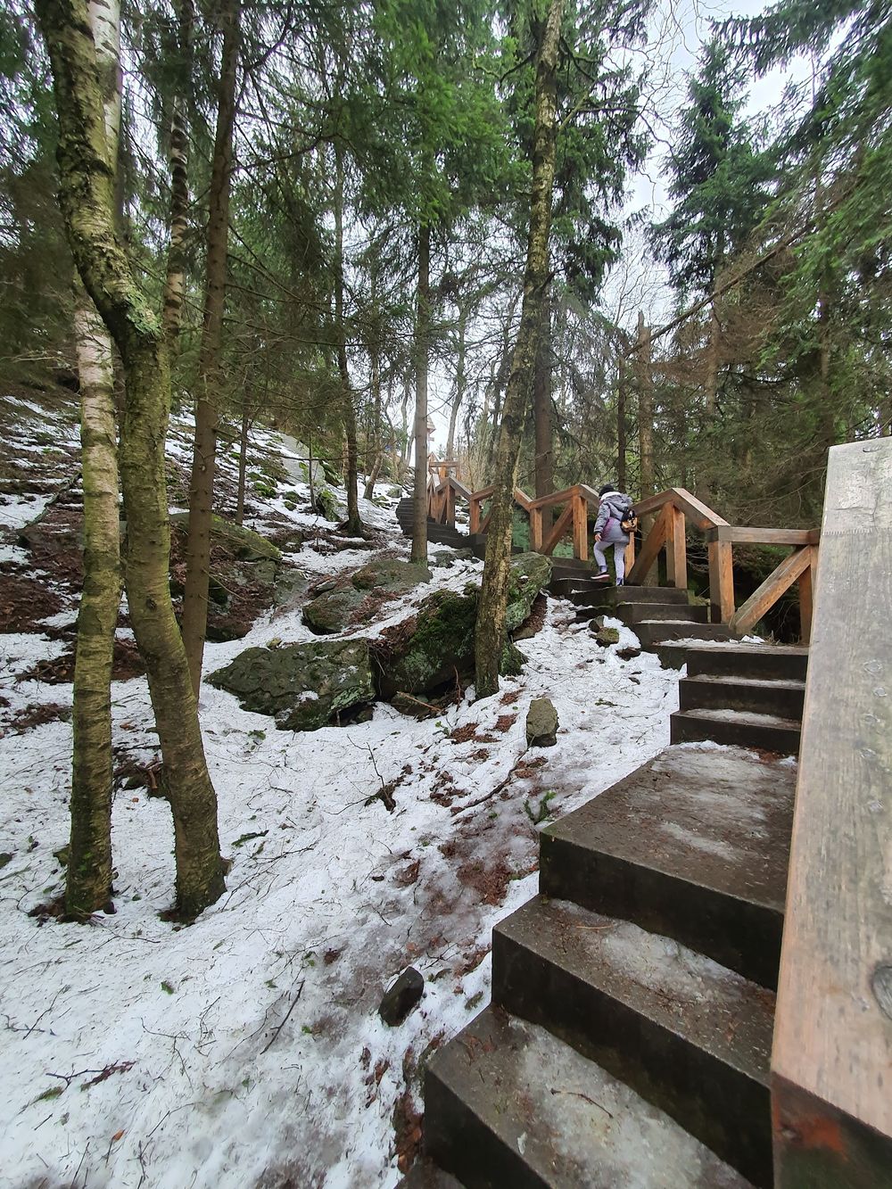 Zasypany śniegiem skalny korytarz w Błędnych Skałach.