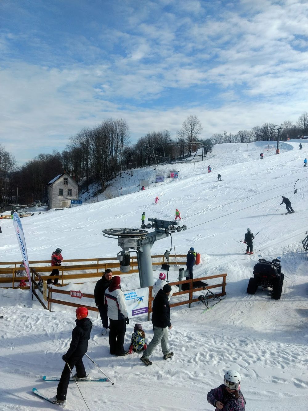 Widok z góry na rozległe trasy narciarskie w Mladé Buky.