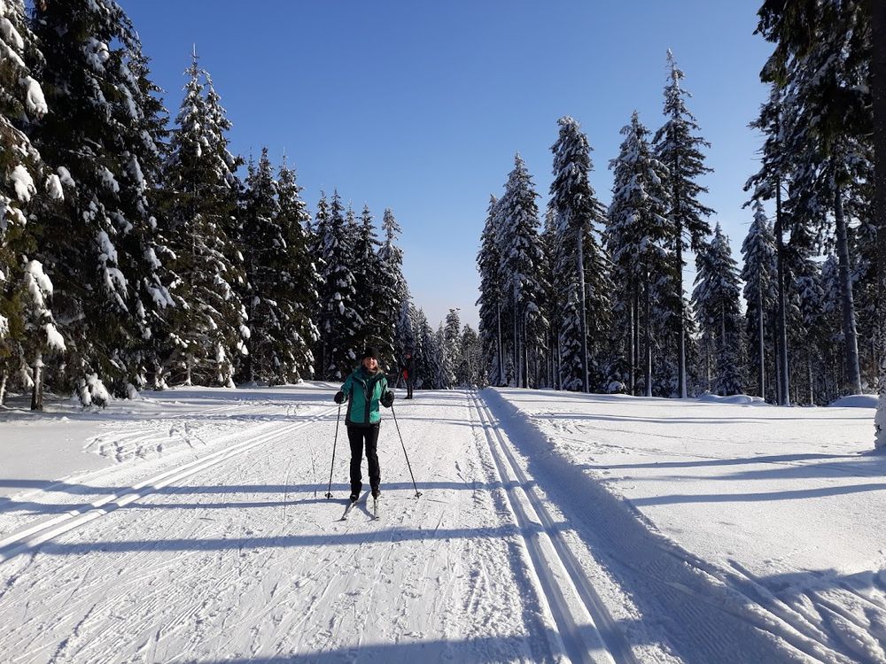 Szeroka trasa narciarska o świcie pod niebem o świcie pod słońcem.
