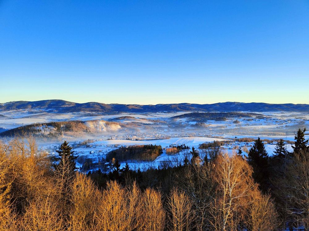 Zimowy widok z wieży na Górze św. Anny
