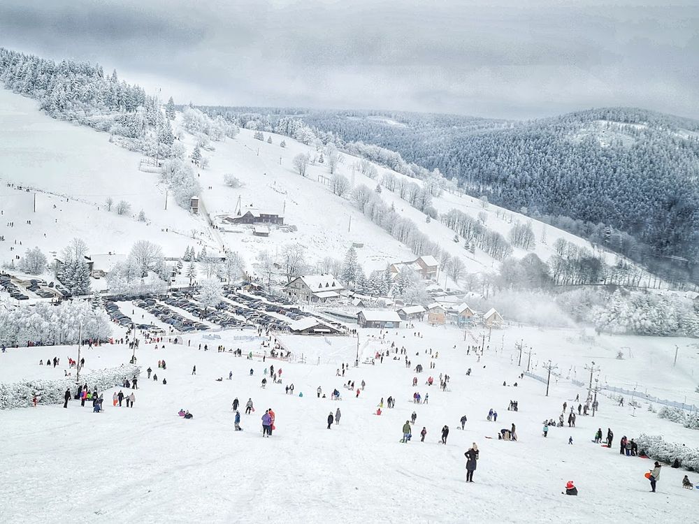 Zatłoczony, radosny stok narciarski w Rzeczce podczas ferii zimowych.