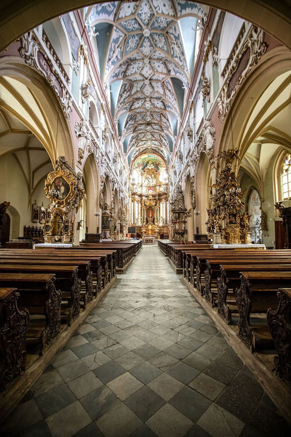 Wnętrze kościoła.