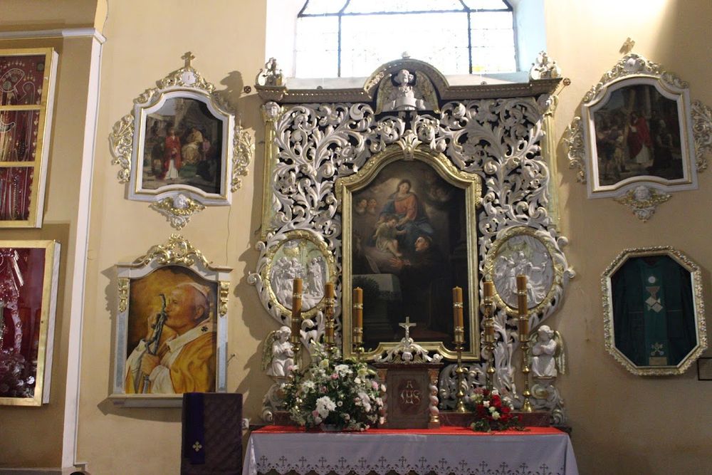 Bogato zdobiony ołtarzyk boczny pełen wotów, detal wnętrza.