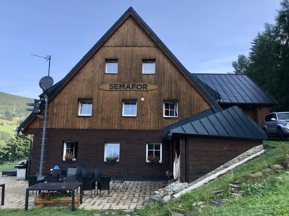 Chata z drewna 'Cieszy' pod błękitnym niebem pod słońcem o świcie.