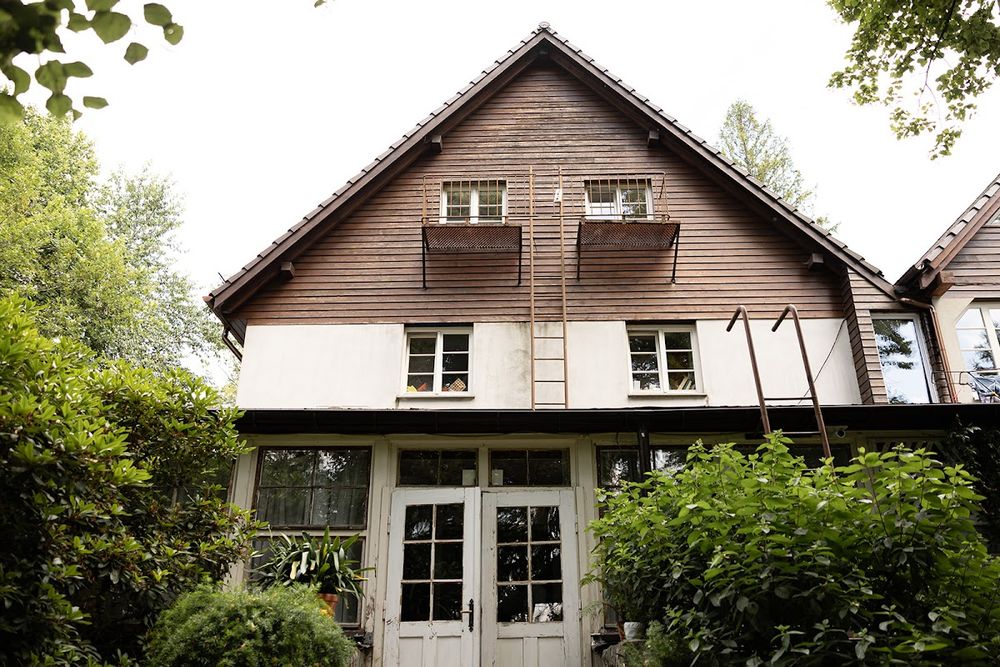 Dworek Mieszko i Jagienka w blasku zimowego słońca.