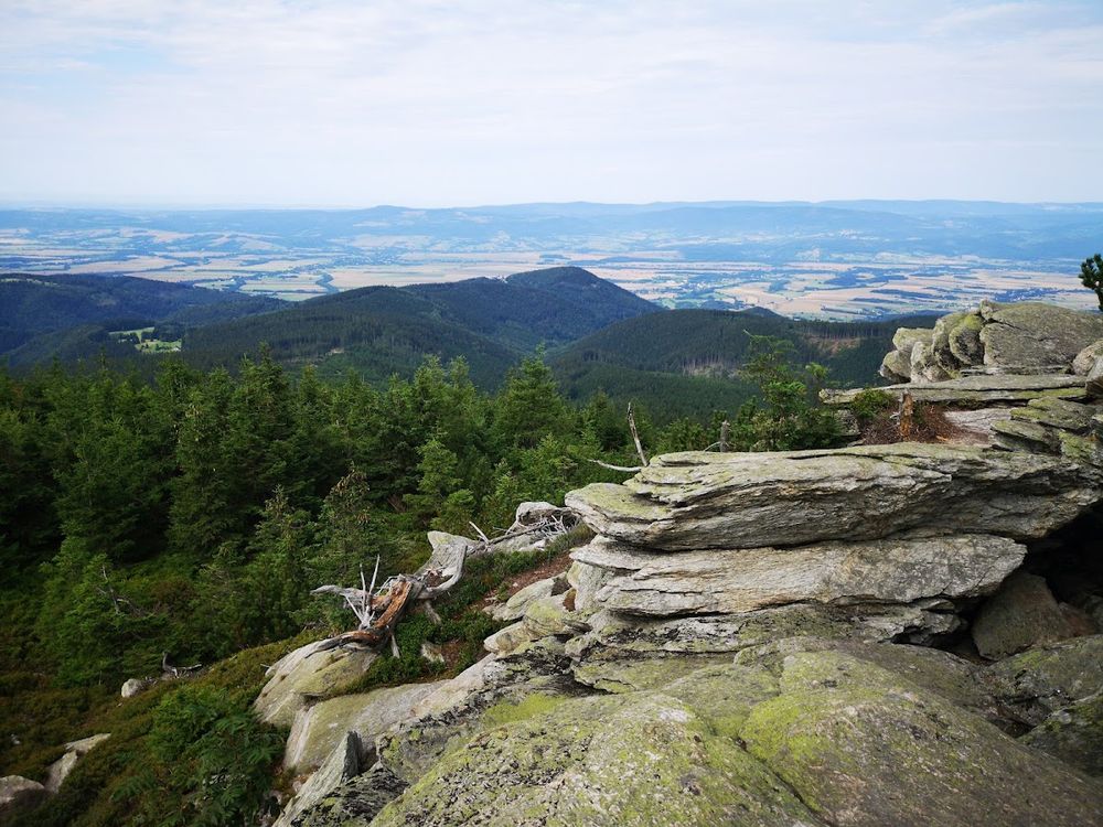 Malownicze formacje skalne przy trasach rowerowych w Czarnej Górze.