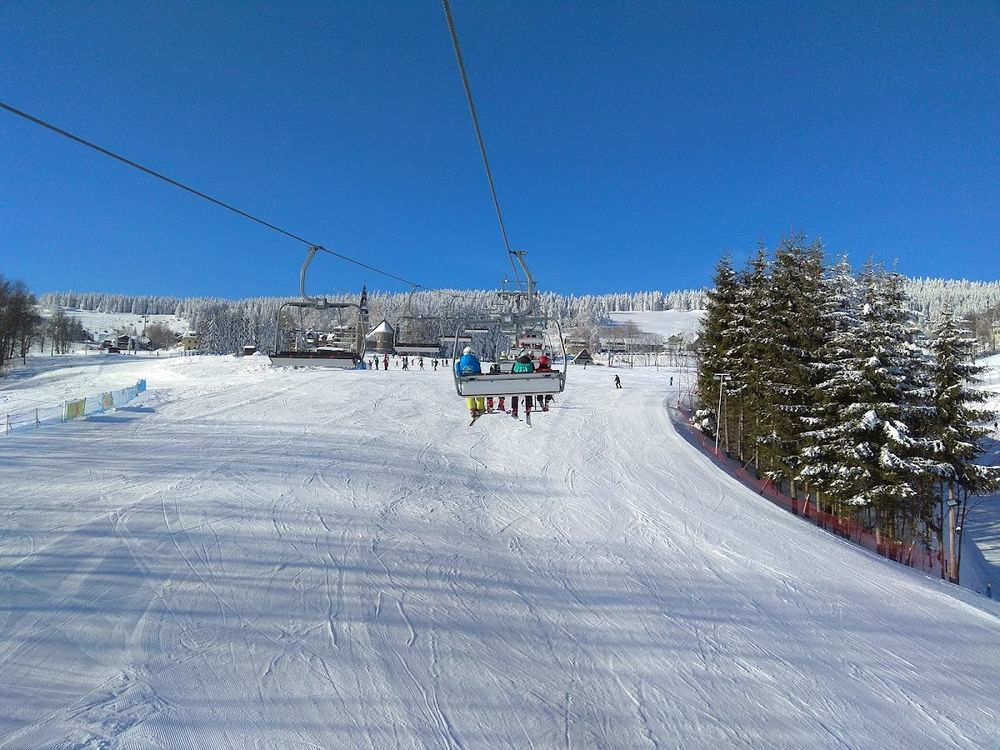 Panorama Sudetów widziana z wyciągu przy ośrodku Mieszko.