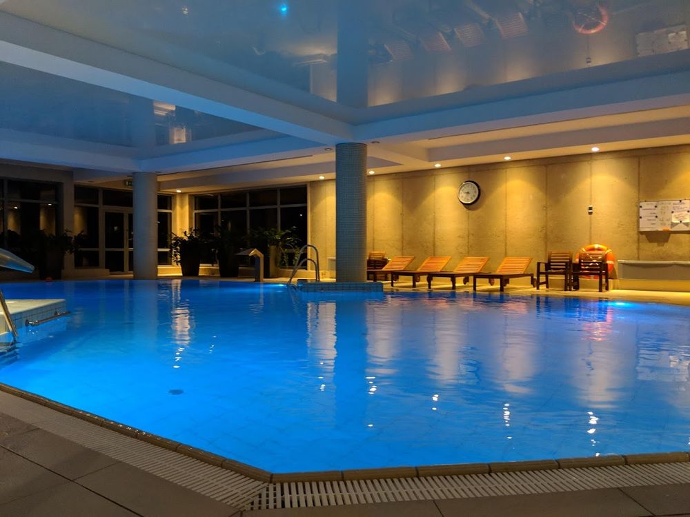 Nastrojowo oświetlony basen w Dworze Elizy.