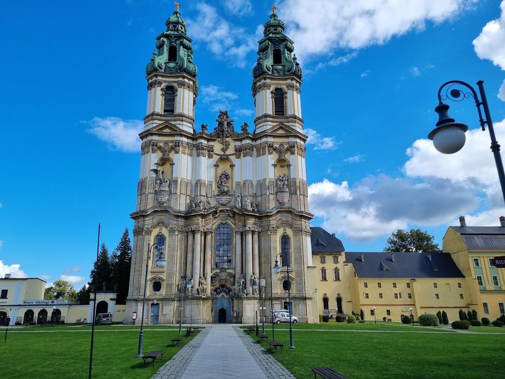 Monumentalna fasada kościoła w Bożkowie z dwiema wieżami.