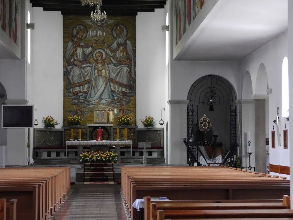 Nastrojowe detale wnętrza kościoła – ambona i fragmenty mozaik pod słońcem.