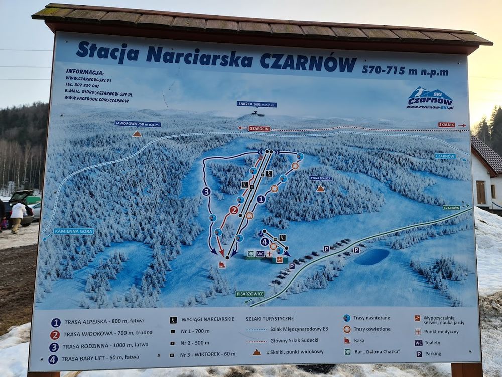 Tablica informacyjna na stacji narciarskiej w Pisarzowicach.