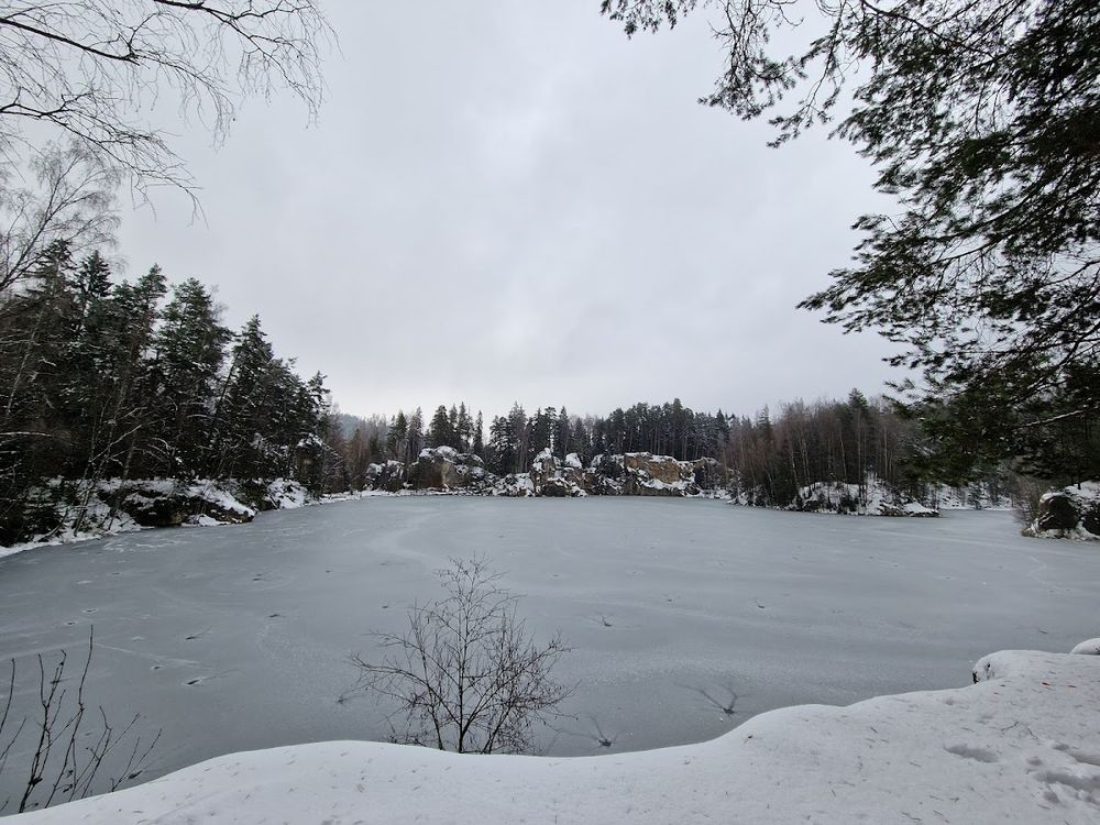 Platforma widokowa w Adršpach: Zimowa panorama Skalnego Miasta