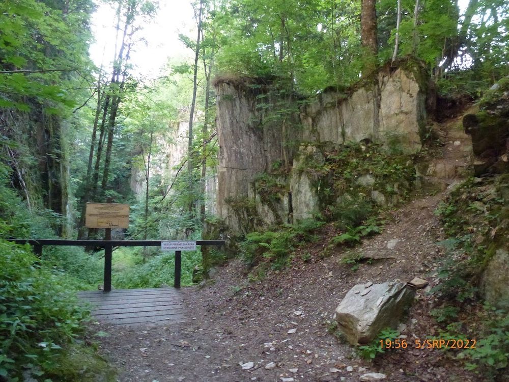 Skalna baszta nad ścieżką turystyczną pod niebem pod słońcem o świcie.