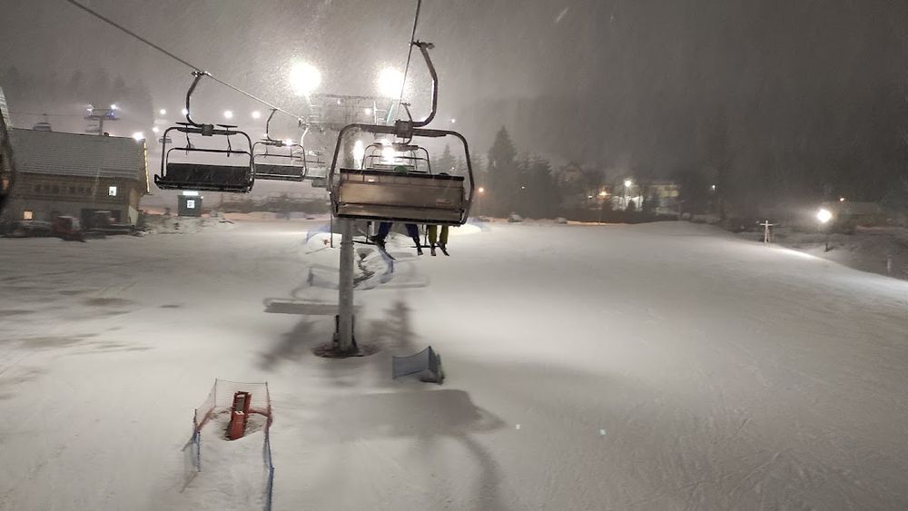 Zimowy widok na okoliczne stoki.