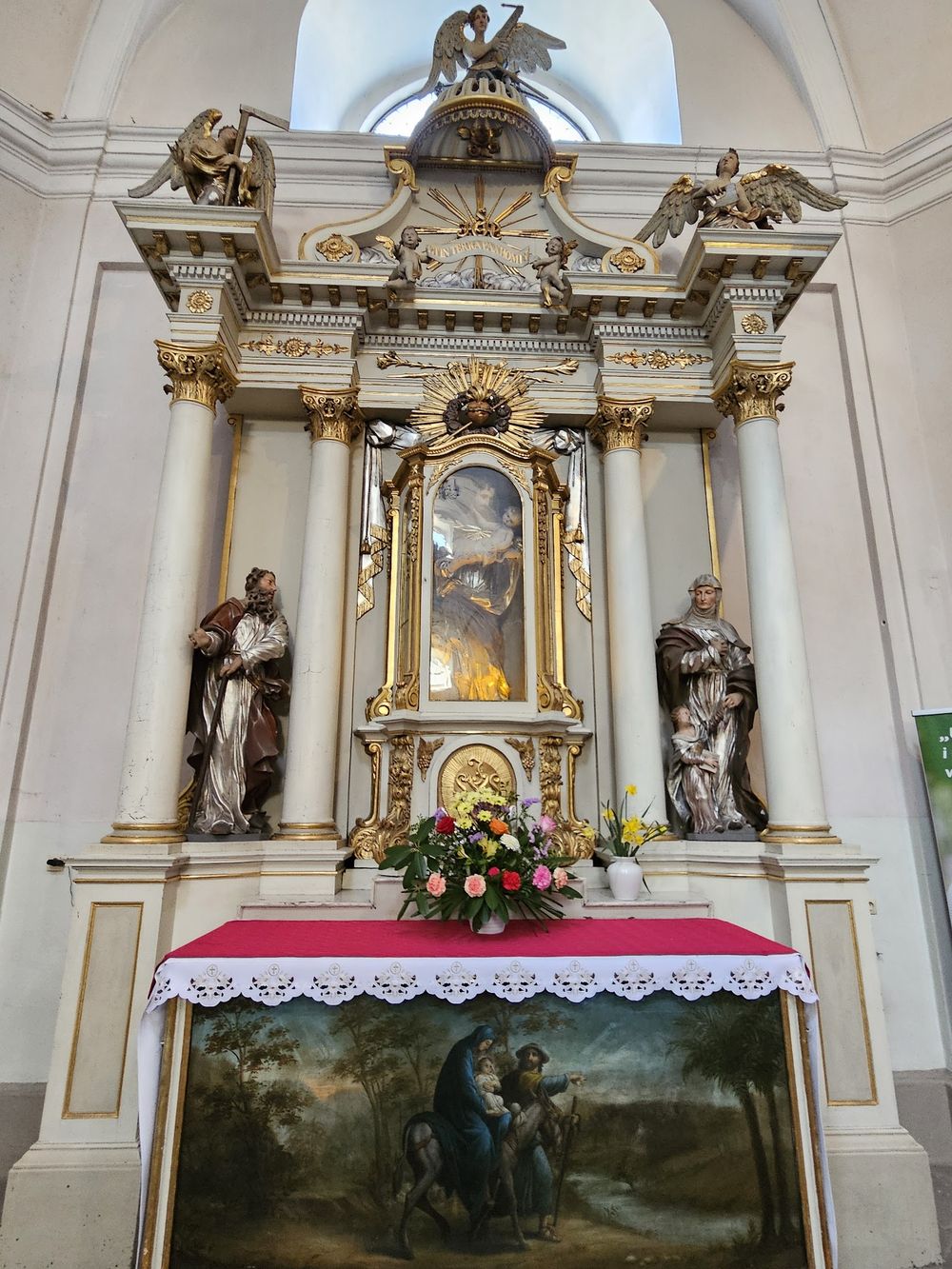 Bogato zdobiony ołtarz boczny w bazylice