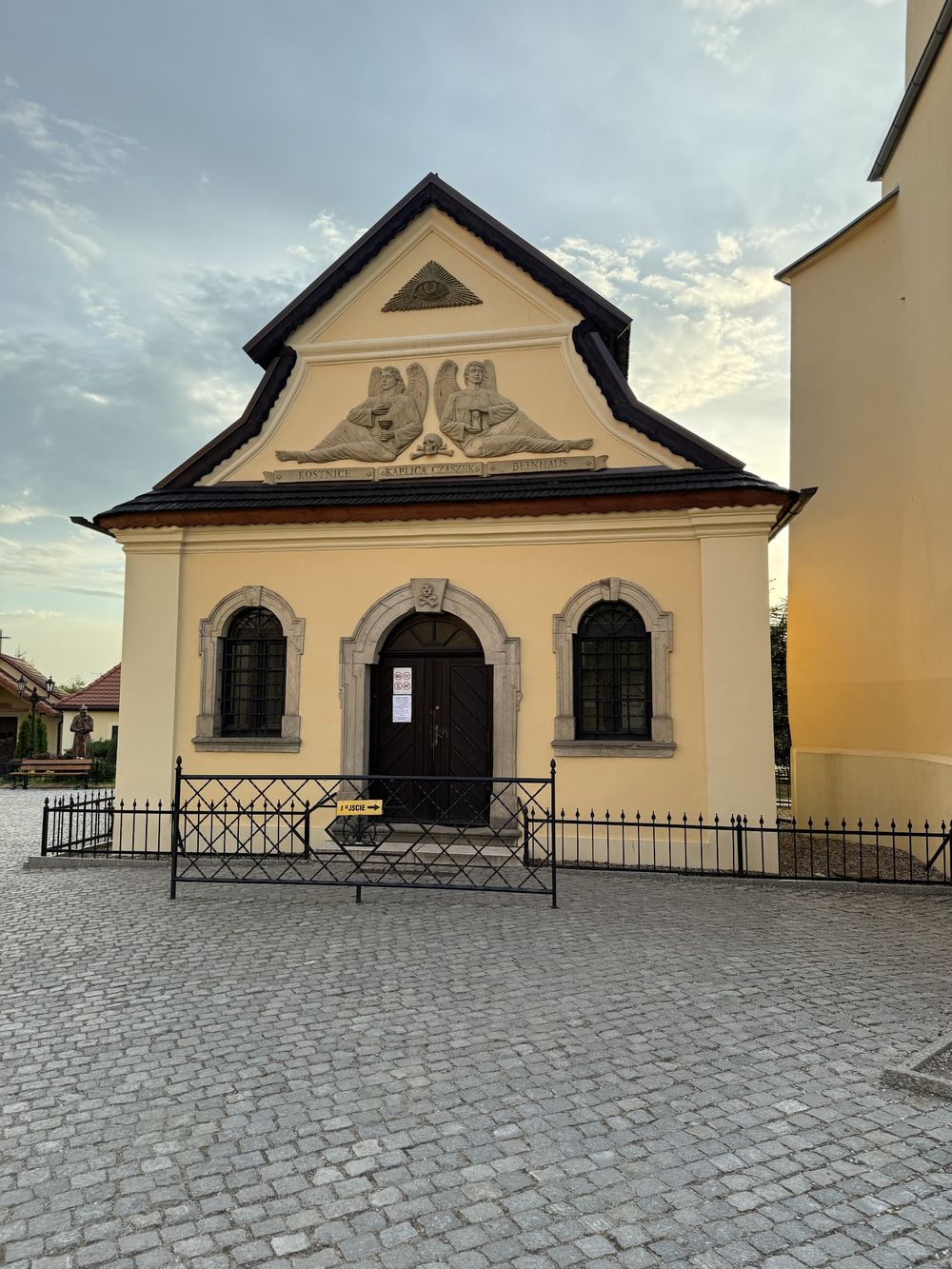 Kaplica Czaszek w Kudowie-Zdroju: Memento Mori ukryte w Czermnej