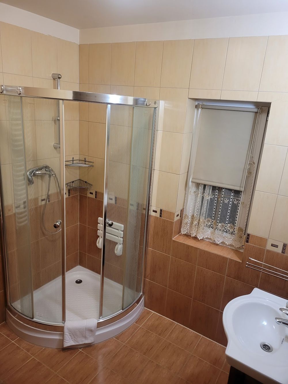 Nowoczesna i czysta łazienka w obiekcie Kosówka.