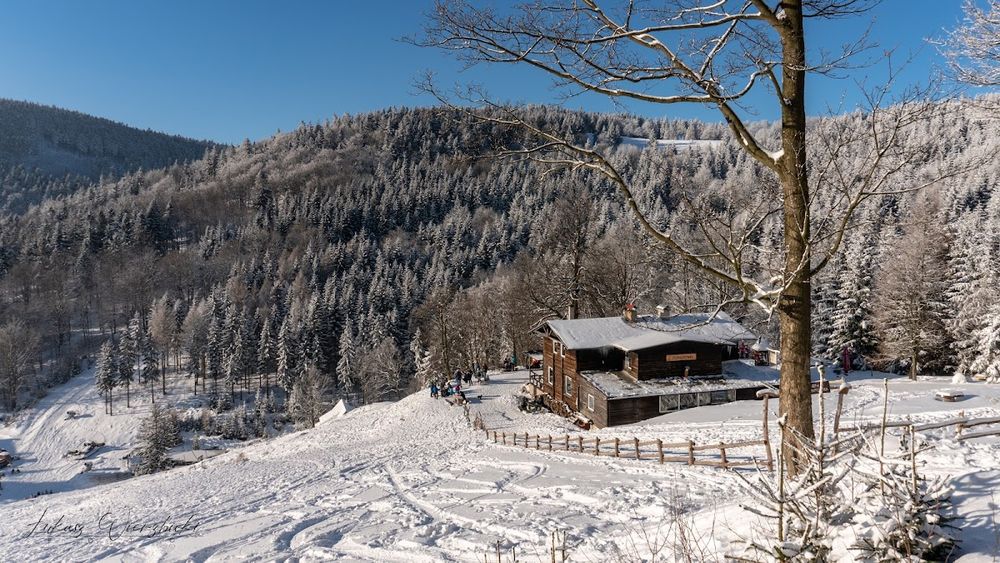 Panorama ośnieżonej doliny widziana z tarasu Zygmuntówki.