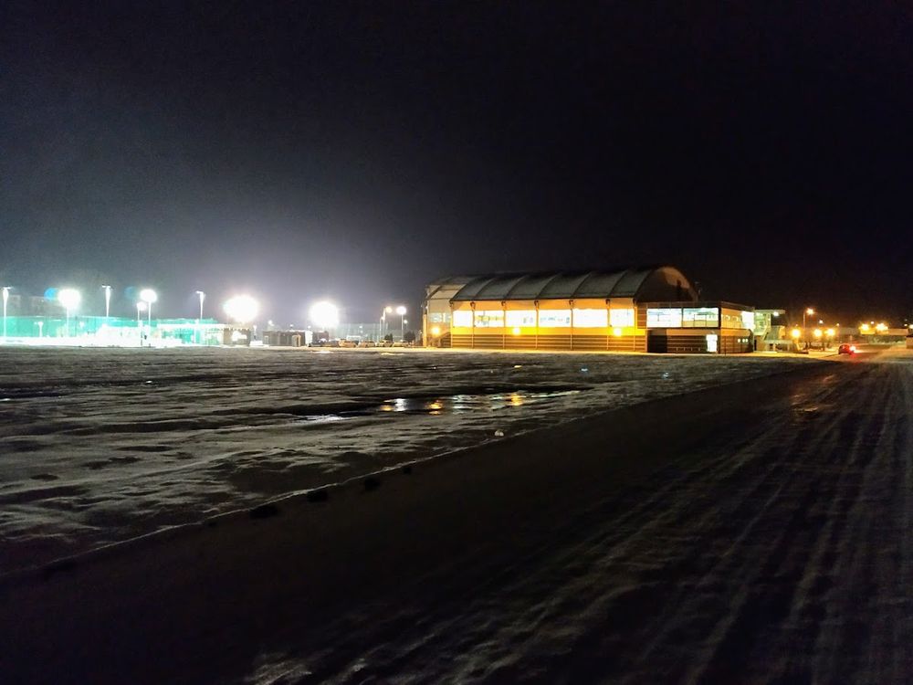 Nocna panorama miasta Strzelin widoczna przez okna aquaparku.