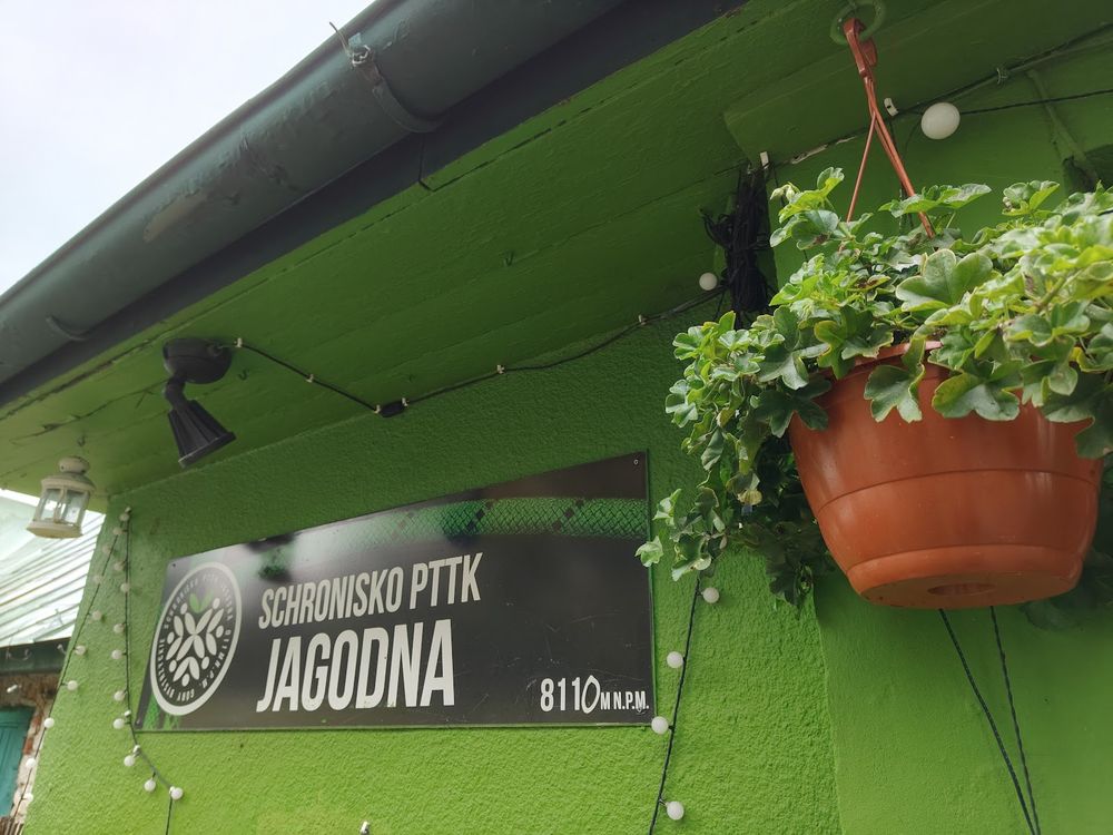 Regionalne detale w oknie schroniska Jagodna.