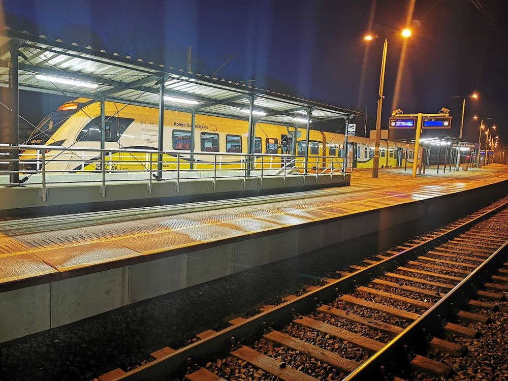 Zabytkowy pociąg na stacji w Wałbrzychu w nocnej scenerii.