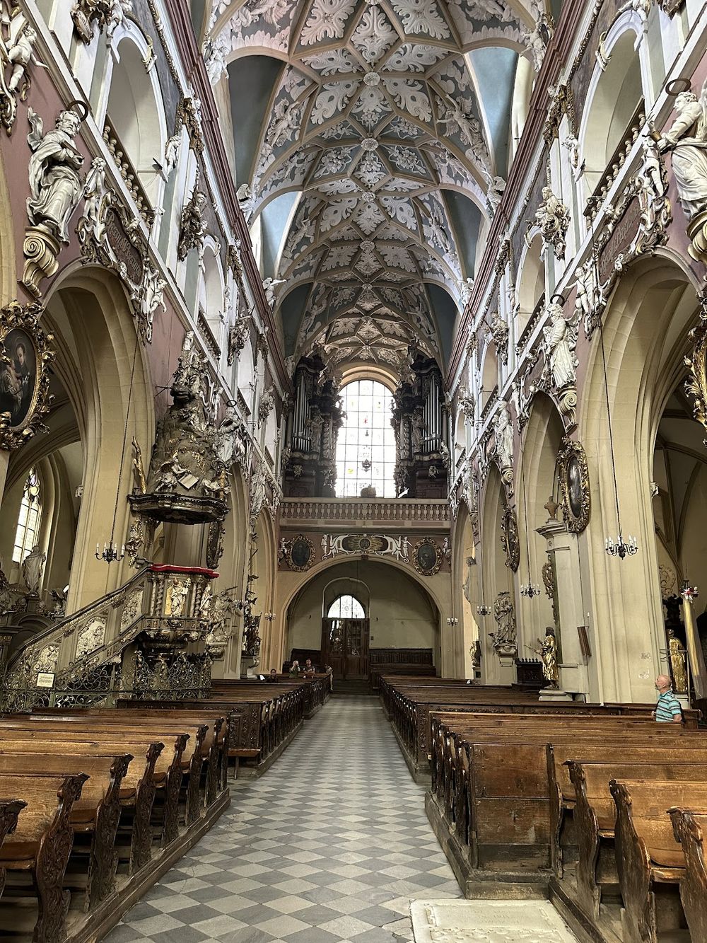 Kościół Wniebowzięcia NMP w Kłodzku: Gotycki majestat i jezuicki przepych