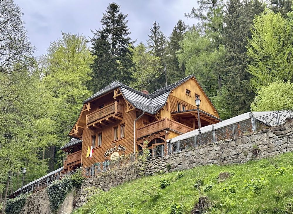 Zastawiony stół w restauracji Alpejskiego Dworu z regionalnymi specjałami.