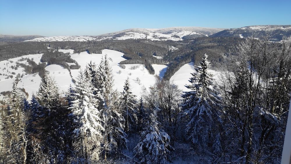 Włodzicka Góra zimą: Czerwony piaskowiec i panoramy Nowej Rudy