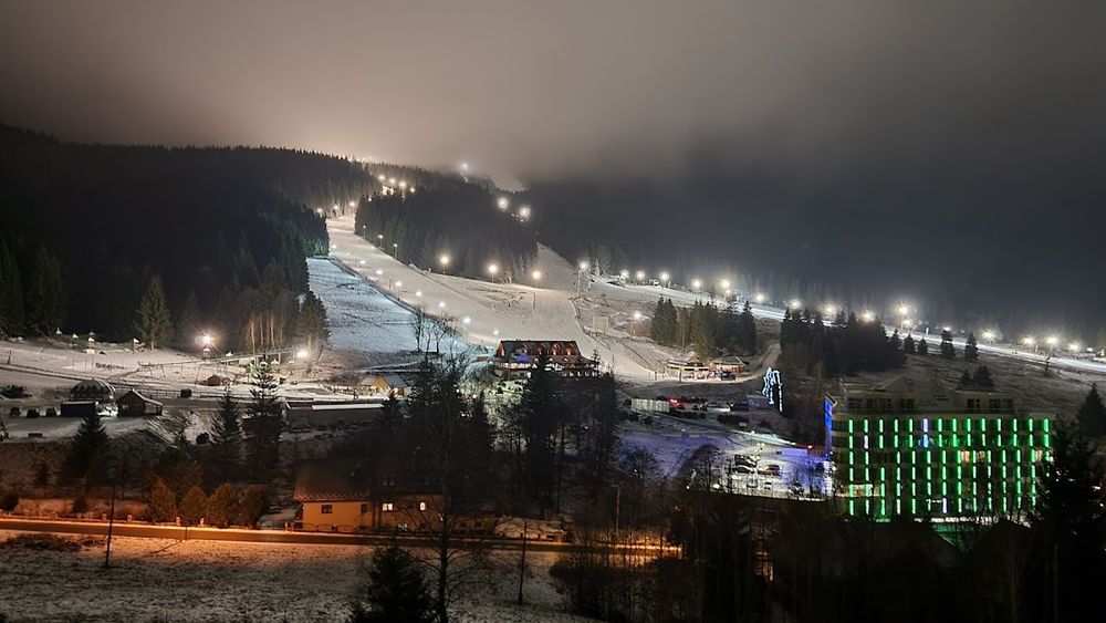 Nocna panorama doliny widziana z wyciągu na Czarnej Górze.