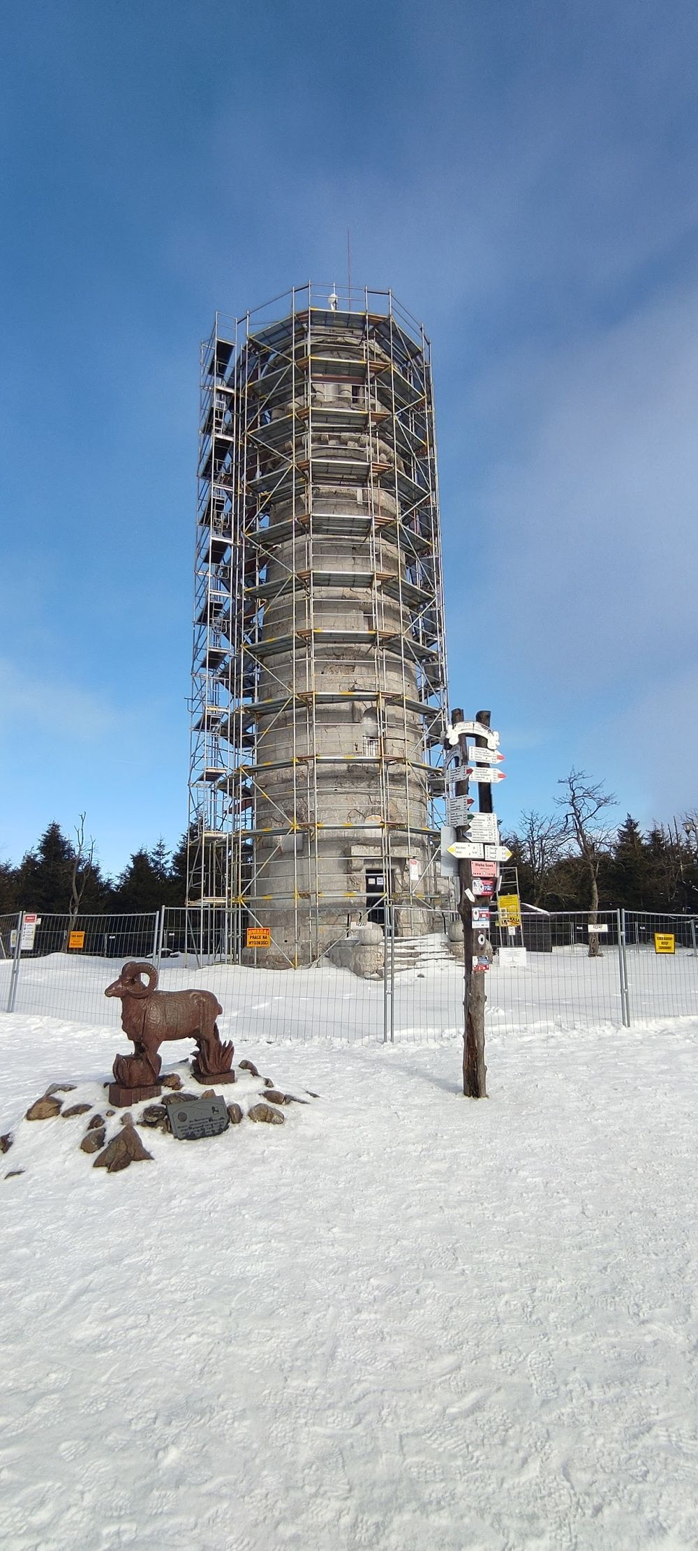Wielka Sowa: Zimowa wyprawa na dach Gór Sowich – wieża, schroniska i magia ognisk