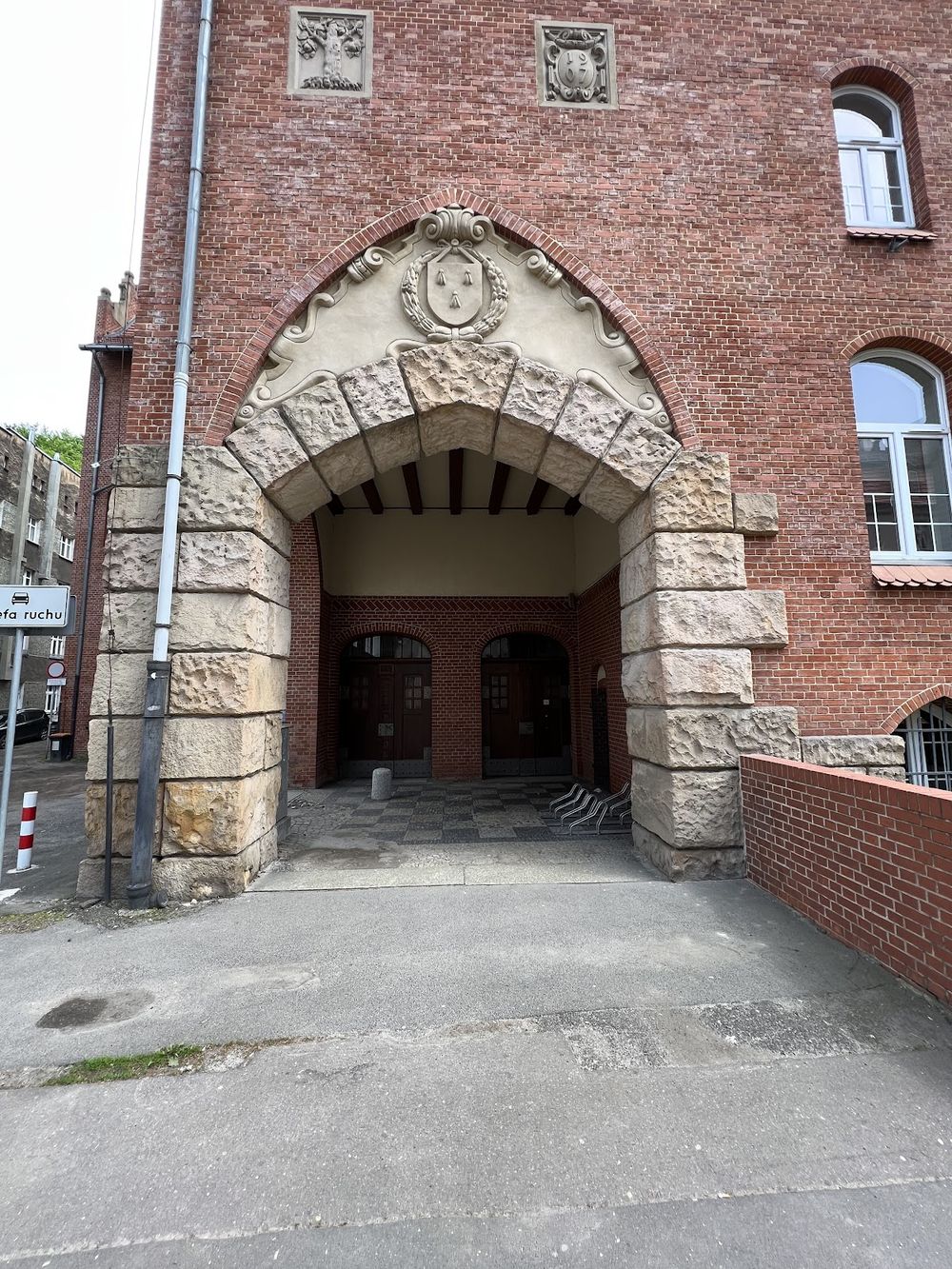 Zimowy dziedziniec II Liceum Ogólnokształcącego.