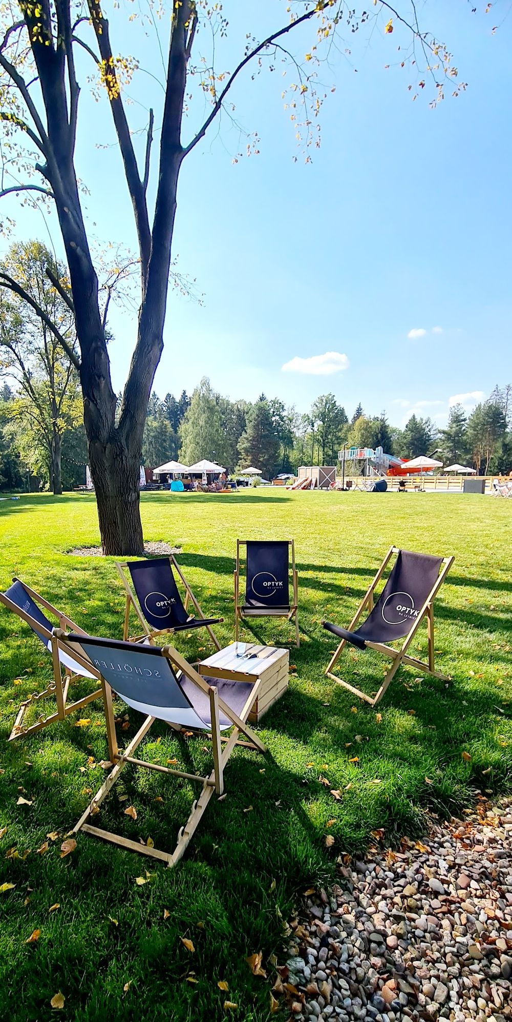 Budynek nastrojowy nowoczesny słońcu.