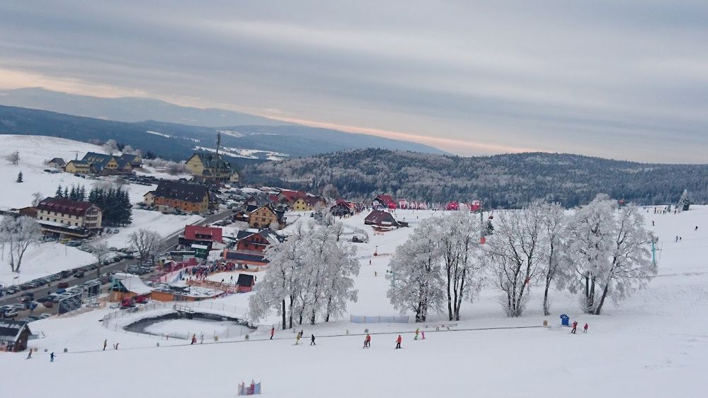 Zimowa panorama Zieleńca z widoczną infrastrukturą Winterpolu.
