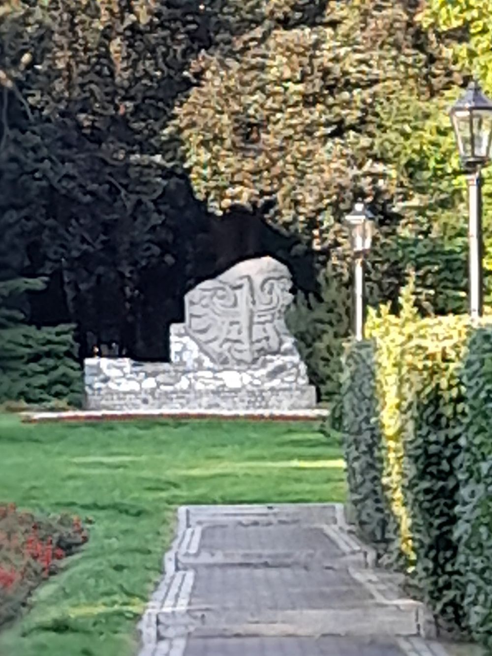 Pomnik Orła Białego: Symbol na szlaku historii