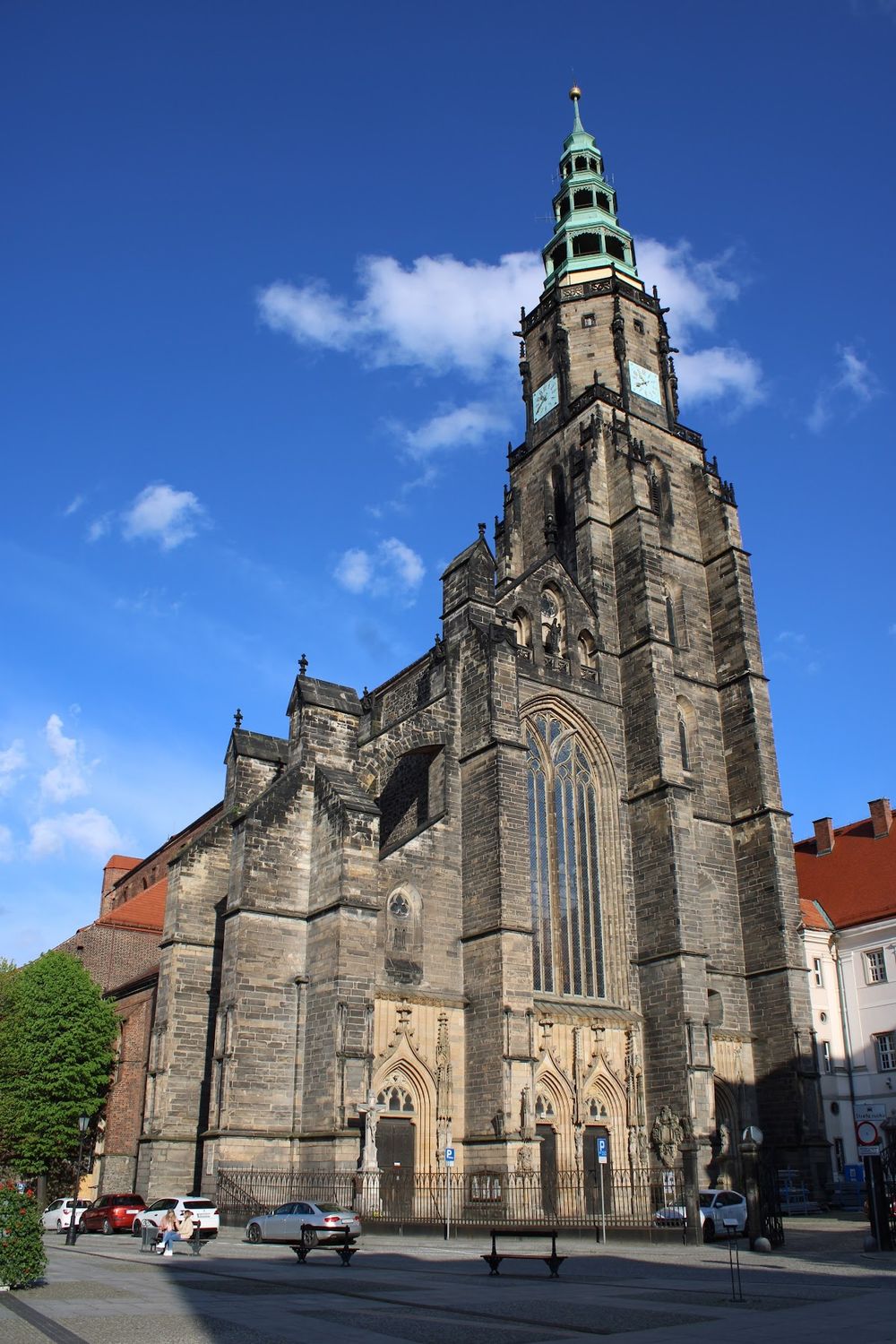 Monumentalna wieża katedry w Świdnicy widziana z perspektywy placu.