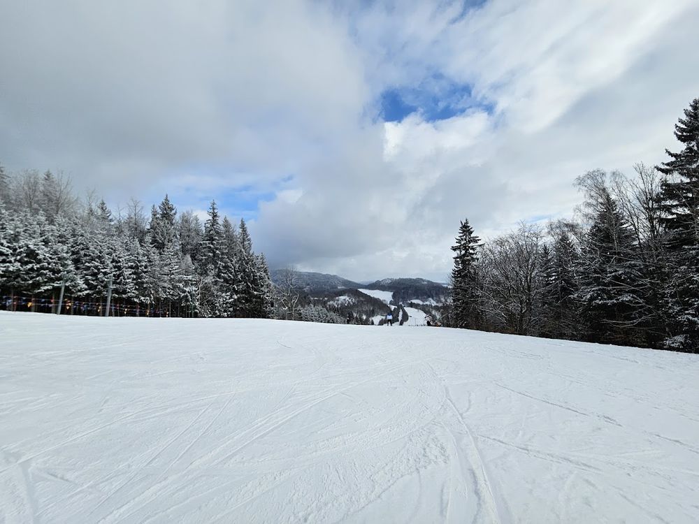 Szeroka trasa narciarska w Pisarzowicach przygotowana ratrakiem.