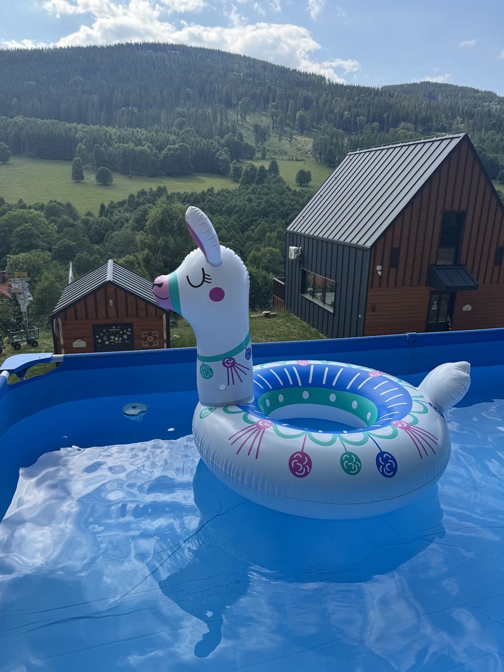 Basen oświetlony reflektorami wieczorem w Osadzie.