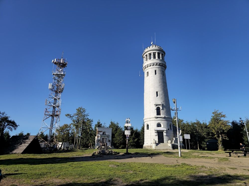 Biała wieża na szczycie Wielkiej Sowy w pełnym słońcu.