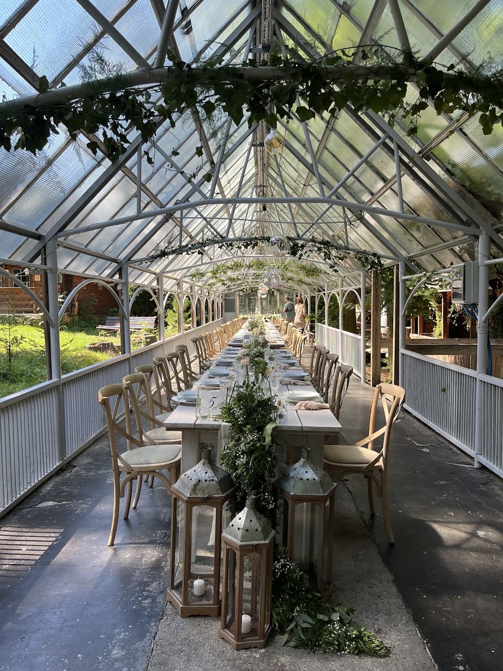 Przeszklona oranżeria w dworku z oświetleniem.