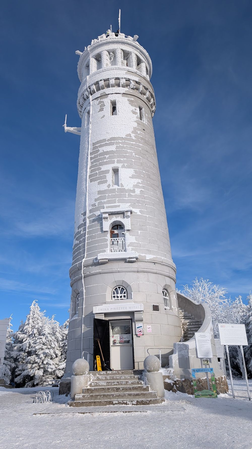 Kamienna wieża widokowa o tradycyjnym wystroju w Parku Krajobrazowym Gór Sowich.