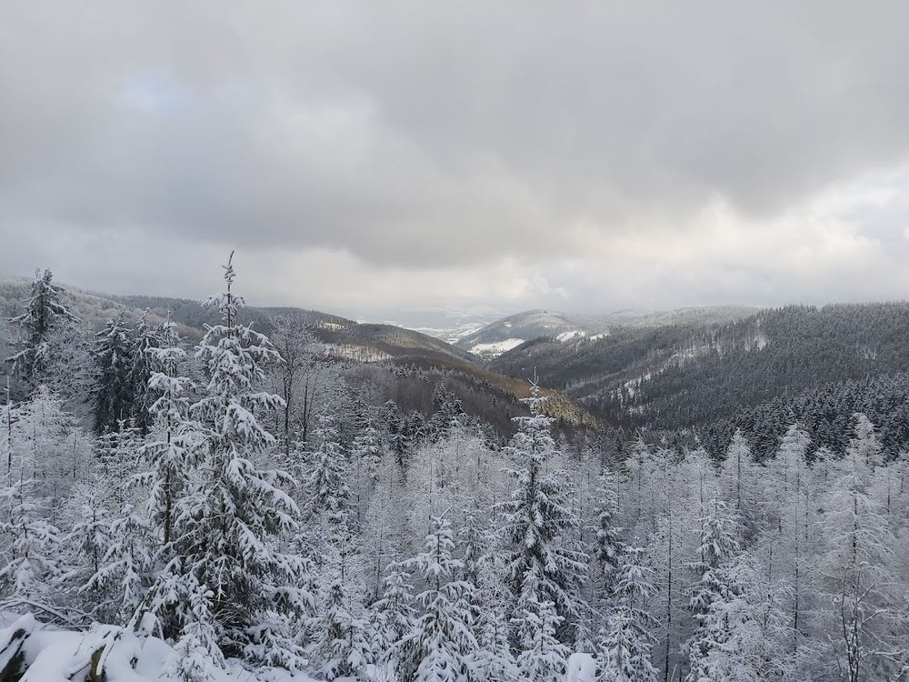 Zimowa panorama z wieży widokowej w Górach Wałbrzyskich.