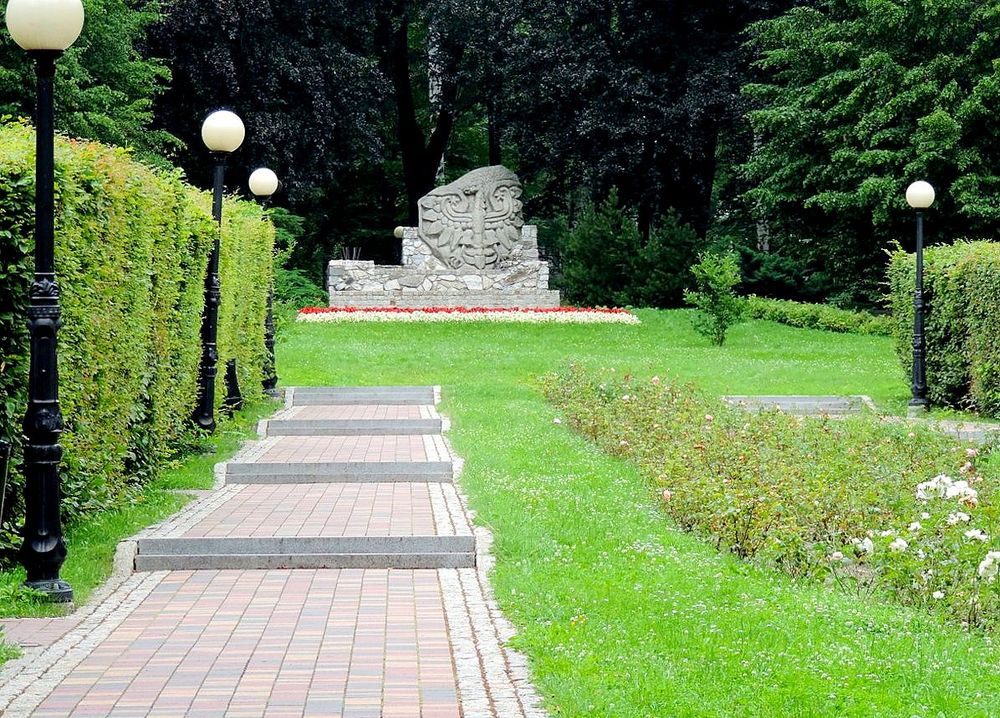 Alejka prowadząca do pomnika.