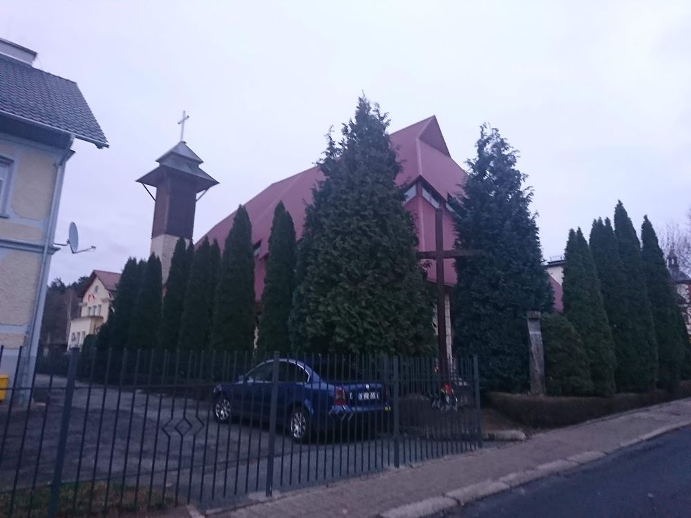 Wnętrze kościoła Miłosierdzia Bożego – gra światła i przestrzeni.