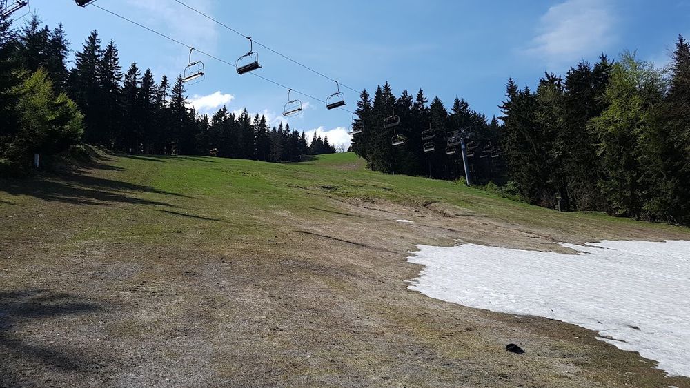 Wyciąg narciarski zimą pod liliowym słońcem pod niebem o świcie.