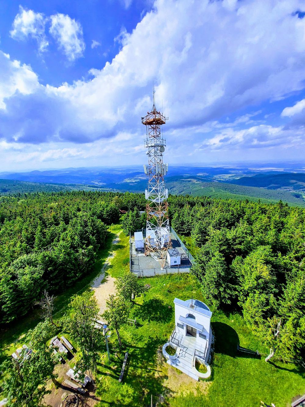 Wierzchołek Wielkiej Sowy z wieżą widokową w Parku Krajobrazowym Gór Sowich.