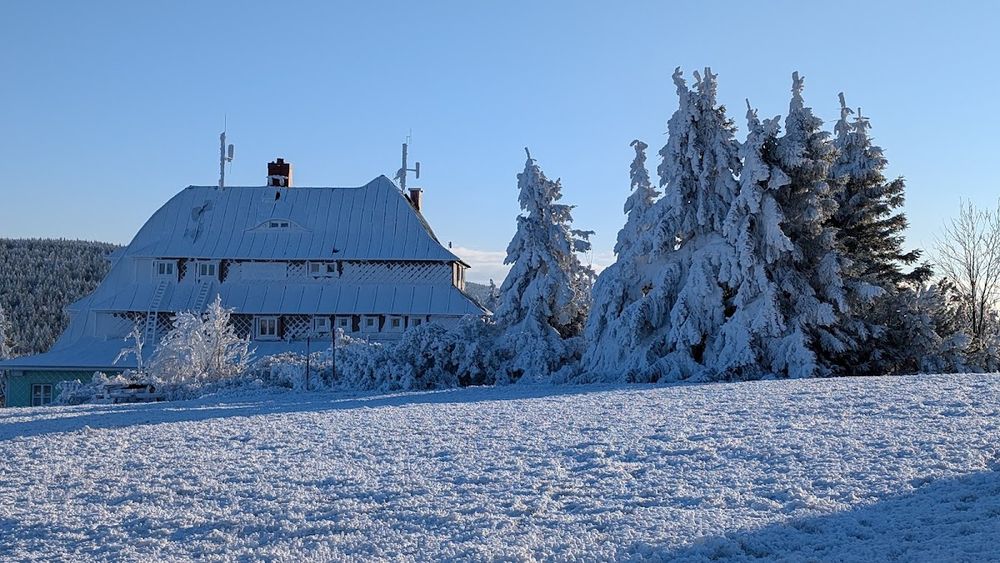 Zimowy widok na chatę.