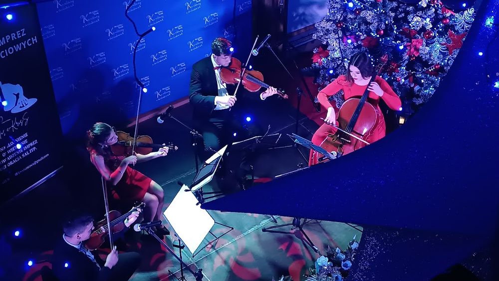 Koncert o słońcu pod niebem o świcie pod słońcem.