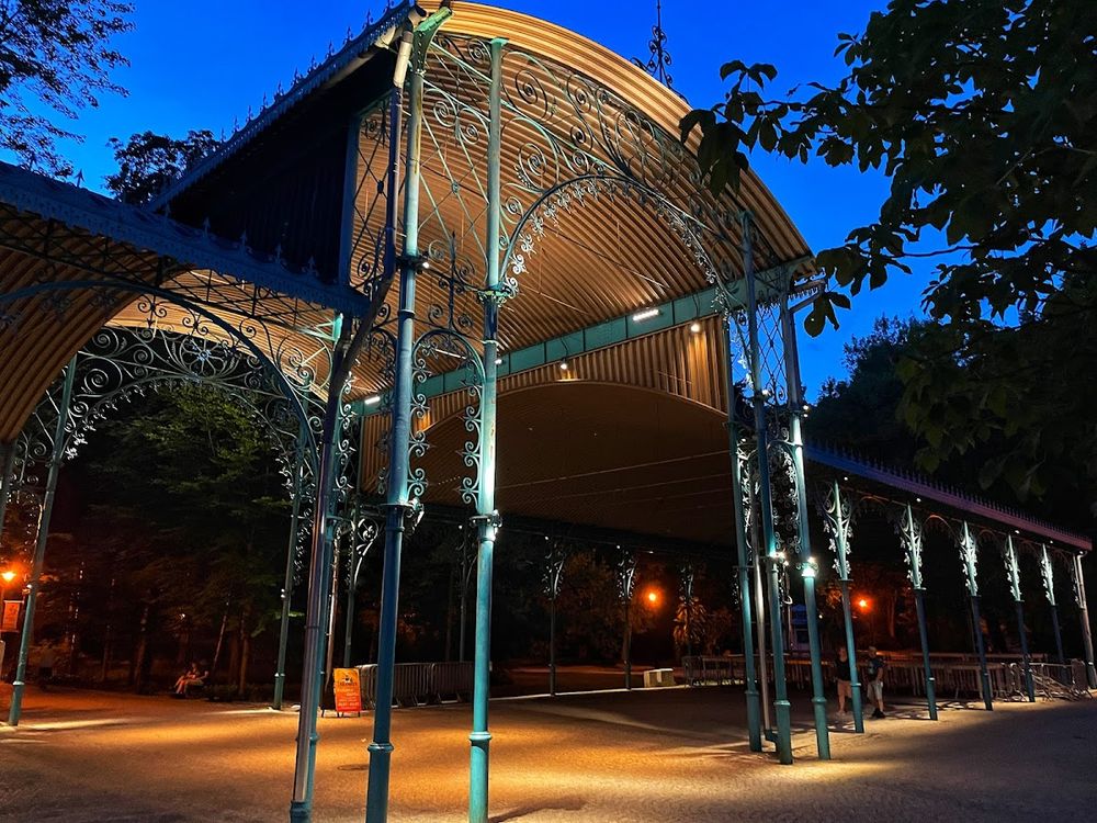 Iluminacja parku zdrojowego.