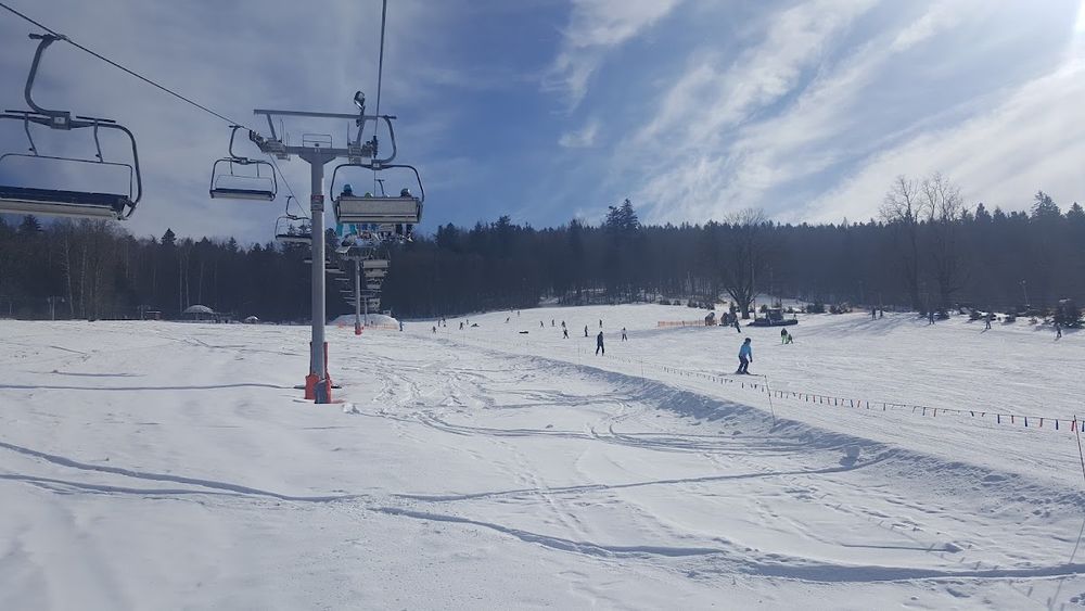 Stok narciarski wieczorem – jazda nocna w Lądku-Zdroju.